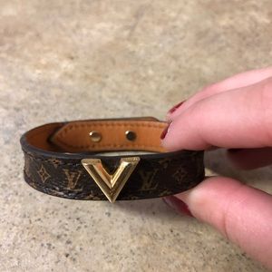 Nearly Perfect Louis Vuitton Essential V Bracelet